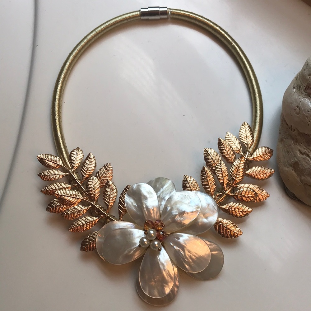 5/$25! Gold statement necklace